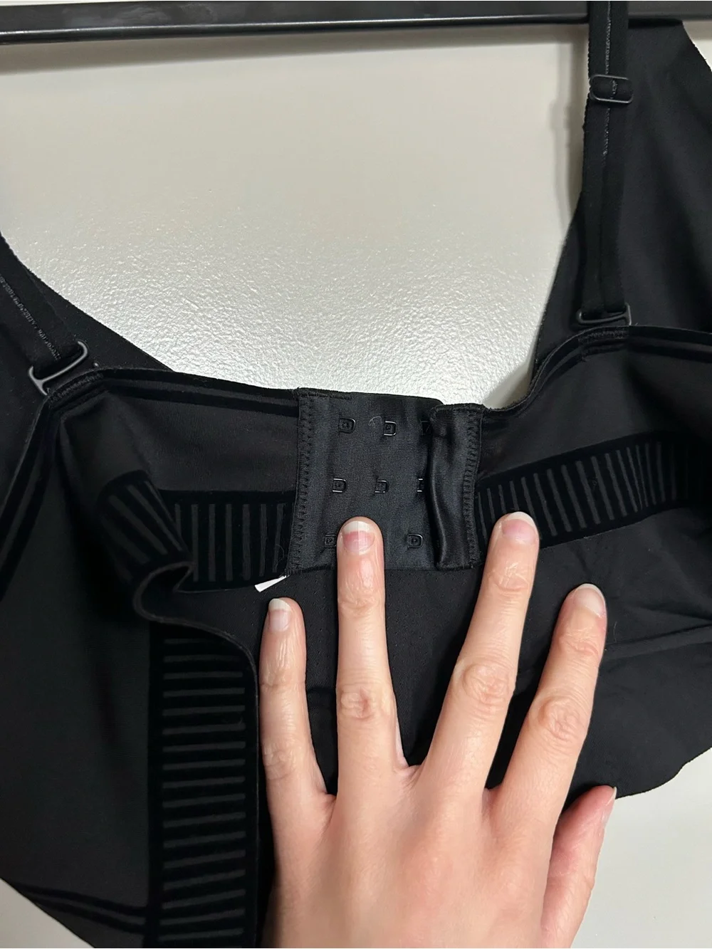 ALO Yoga Black V‑Neck Airlift Line Up Sports Bra